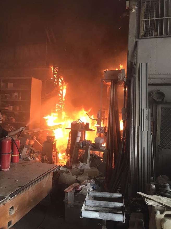 安平区一家造船厂13日上午传出火警。（读者提供／程炳璋台南传真）