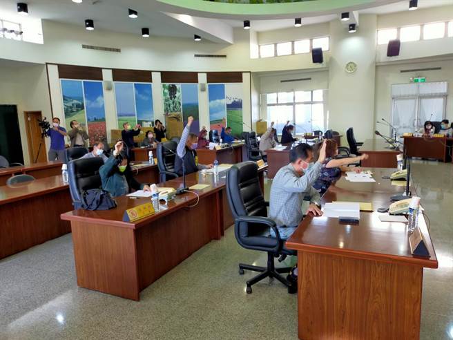 大村乡民代表会上午开临时会，表决公所提案的振兴关怀礼金8400万元垫付案提案，经全数代表无异议表决通过，预计明年元月15、16日两天发放，根据公所民政课资料统计，有三代同堂全家26人一次可领到5万2000元。（谢琼云摄）