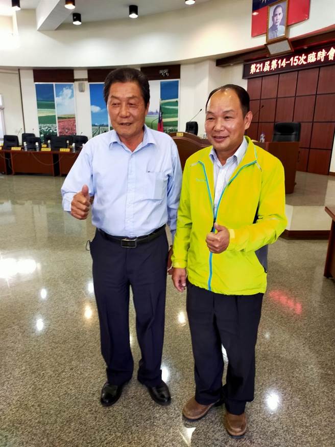 受惠正新轮胎创办人罗结夫妻的遗产税挹注，大村乡近年财政充裕，社会福利好、建设也多，人口快速逆势成长，所会关系也十分和谐。图右为大村乡长游盛、左为代表会主席游振府。（谢琼云摄）