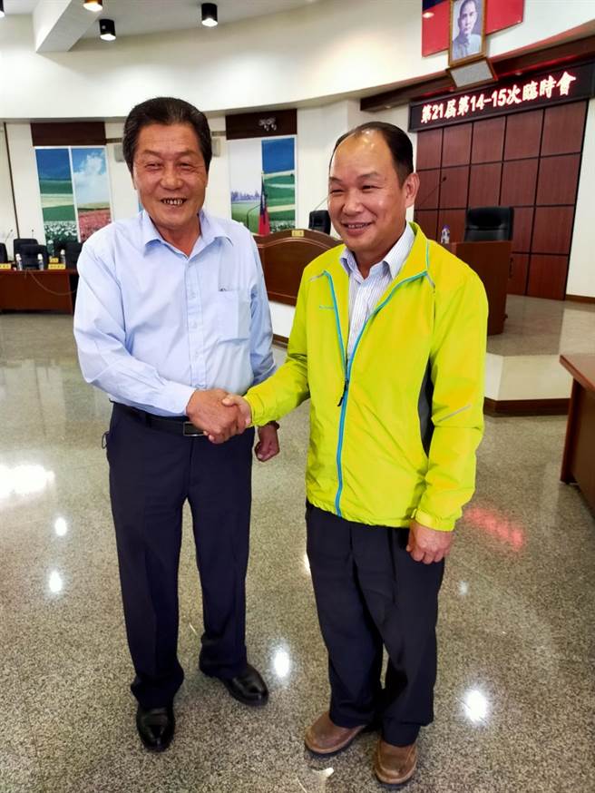 受惠正新轮胎创办人罗结夫妻的遗产税挹注，大村乡近年财政充裕，社会福利好、建设也多，人口快速逆势成长，所会关系也十分和谐。图右为大村乡长游盛、左为代表会主席游振府。（谢琼云摄）