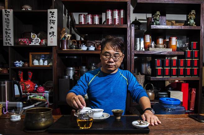 从警界退休转行做茶商的杨龙和说，东方美人茶不管夏茶还是冬茶，只要评鑑得奖都成茶金。（罗浚滨摄）