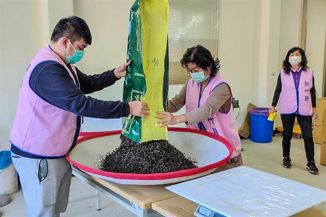 北埔乡农会21日一连3天举办东方美人茶（膨风茶）冬茶评鑑比赛，工作人员进行收茶情形。（罗浚滨摄）