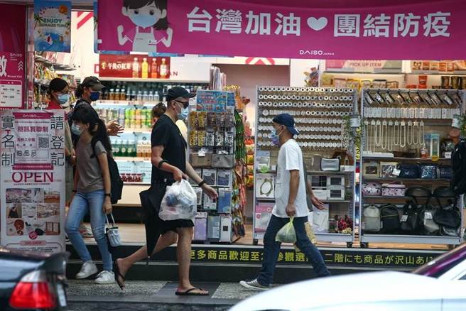 疫情指挥中心今天表示，全国性的防疫降级，要看春节过后国内是否仍能维持0本土病例，以及国际间的Omicron病毒流行情形，才能讨论。图为疫情下民眾的生活。（图／记者邓博仁摄影）