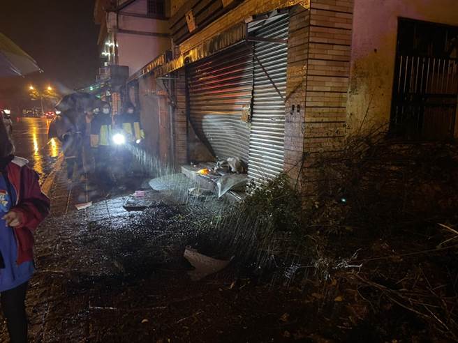 小客车自撞民宅后侧翻到路边。（翻摄照片／李忠一宜兰传真）