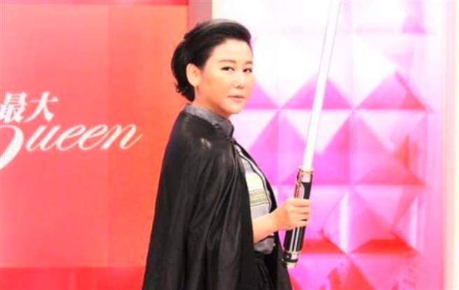 藍心湄在玩具店結帳時被插隊求解該如何應對？圈內好友紛紛獻策。（圖／IG@hsinmei_lan）