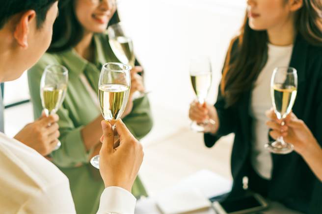 一名網友抱怨，公司要求員工掏錢辦尾牙，誇張的是，主管級的吃飯不用錢，還有獎金可以抽，他忍不住爆氣「這種公司收一收算了」。（圖／示意圖，達志影像）