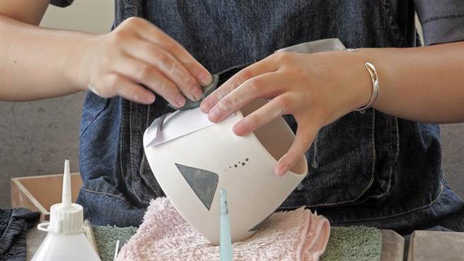 （礁溪晶泉丰旅冬季住房专案「暮冬．彩瓷绘」，免费赠送青花瓷拓绘体验活动，将田园手作生活器皿体验化为真实艺术创作。图／晶泉丰旅提供）