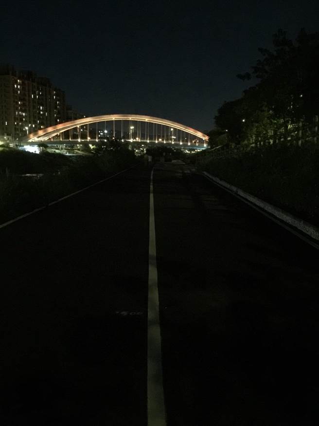 第十河川局今年3月完成大同桥至八安大桥堤岸左右岸边自行车道，但遭民眾质疑工程做半套，右岸车道未设置照明设备，夜晚一片漆黑，无人敢过去；十河局表示，该段路灯施作与地方需求认知不同才会产生误解，近期已与各单位协商，预计明年发包改善。（蔡雯如翻摄）