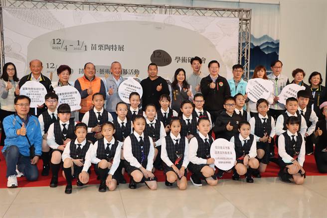 县长徐耀昌等人欢迎乡亲及游客踊跃参与，体验苗栗陶艺之美。（苗栗县政府提供／李京升苗栗传真）