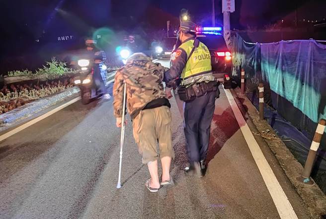 台中市警察局霧峰分局仁化派出所獲報迷路的老人家，查出柱著拐杖的賴翁，已迷路2天。（霧峰分局提供／黃國峰台中傳真）