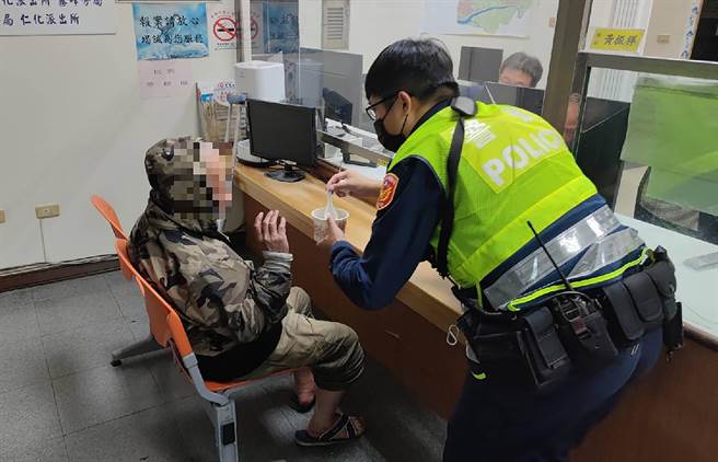 台中市警察局霧峰分局仁化派出所，提供食物讓賴翁充飢，已迷路2天的他，一邊吃著、一邊累到就在椅子上坐著睡著了。（霧峰分局提供／黃國峰台中傳真）