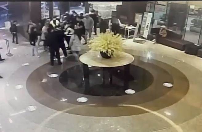 錢櫃KTV酒客鬧事 20警逮12人。(圖/截自影音)