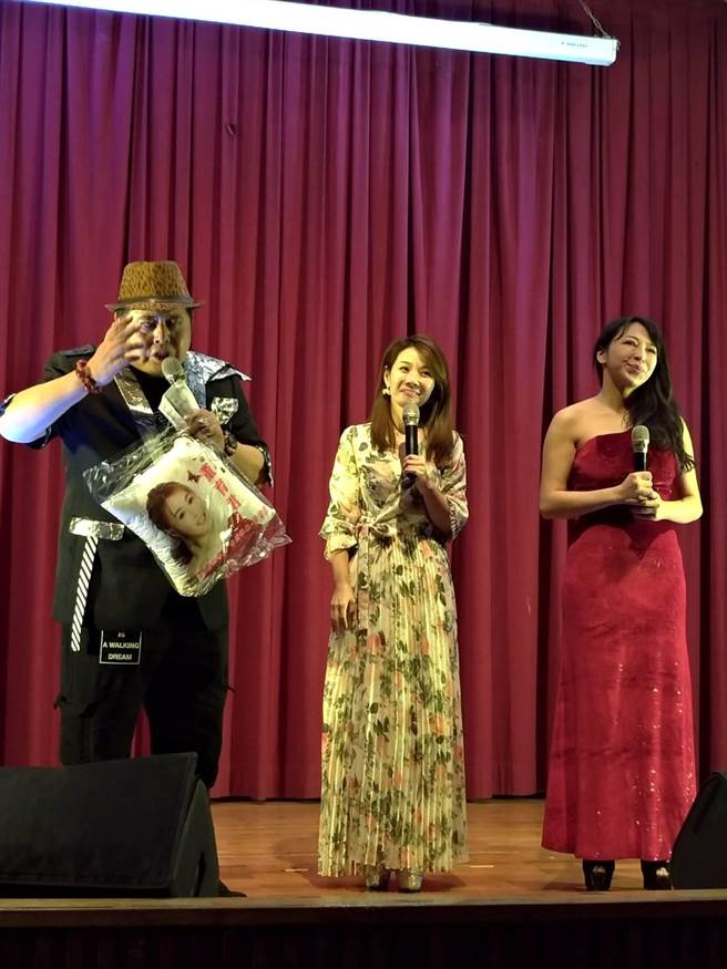 蔡衍明爱心基金会今天在嘉义市举办公益演唱会，主持人妞妞、黑面炒热气氛，董育君高歌。（廖素慧摄）