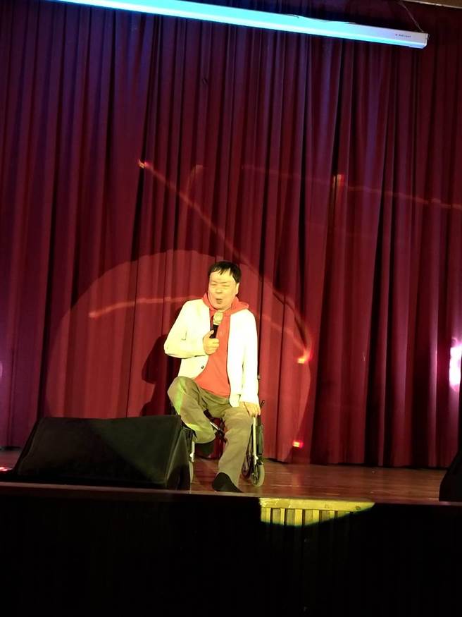 蔡衍明爱心基金会今天在嘉义市举办公益演唱会，阿吉仔悲情歌声勾人回想起旧时光。（廖素慧摄）