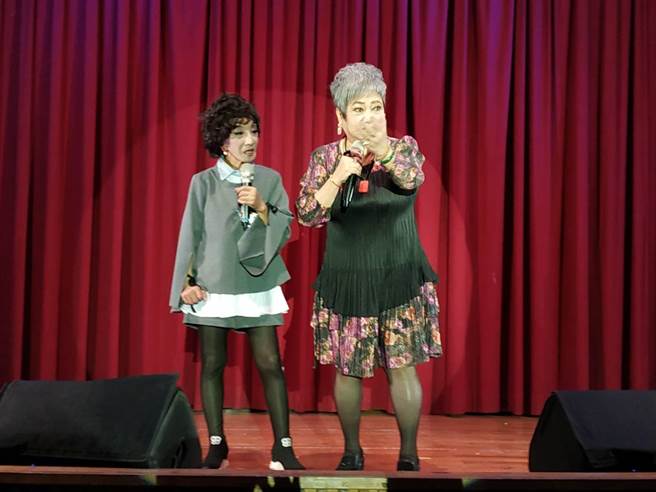 国民阿嬷「鸟来嬷」、连明月风趣幽默的脱口秀演出逗趣。（廖素慧摄）