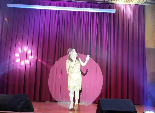 歌手李素专嘹亮的歌声鼓动阿公阿嬷奕奕精神。（廖素慧摄）