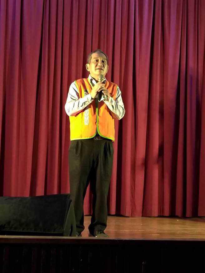 蔡衍明爱心基金会主任周哲仁代表旺旺集团董事长蔡衍明向长者致上敬意。（廖素慧摄）