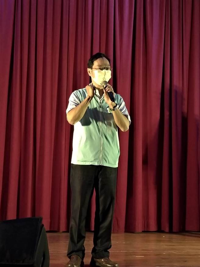 嘉义市政府秘书曾建福代表黄敏惠市长向长者致意。（廖素慧摄）