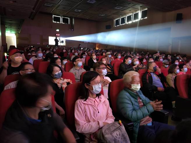 全场的身障长者听得如痴如醉，跟着艺人哼唱着歌曲。（廖素慧摄）