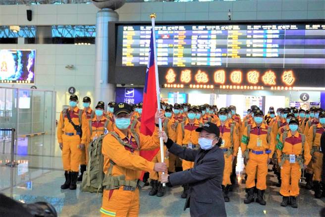 内政部今（13日）在桃园国际机场，模拟国际间发生重大灾害向我国求援，国家搜救队以专案包机模式，立即前往执行国际人道救援任务。（消防署提供）