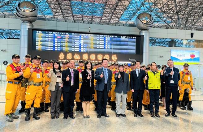 内政部今（13日）在桃园国际机场，模拟国际间发生重大灾害向我国求援，国家搜救队以专案包机模式，立即前往执行国际人道救援任务。（消防署提供）