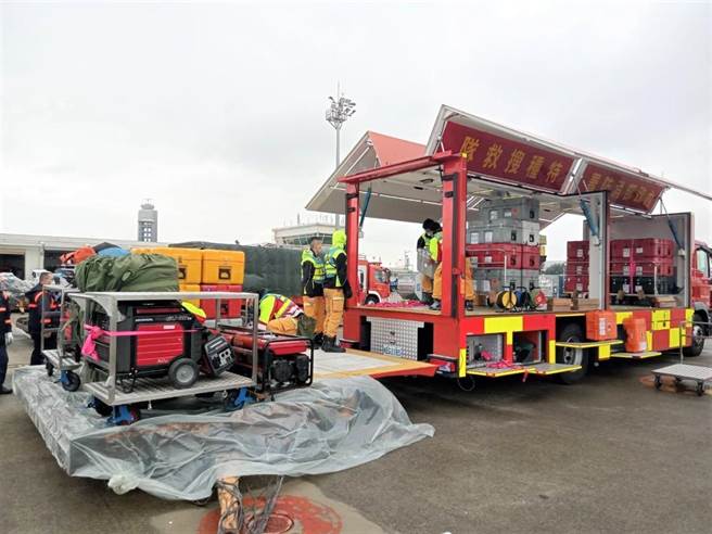 内政部今（13日）在桃园国际机场，模拟国际间发生重大灾害向我国求援，国家搜救队以专案包机模式，立即前往执行国际人道救援任务。（消防署提供）