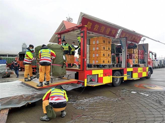 内政部今（13日）在桃园国际机场，模拟国际间发生重大灾害向我国求援，国家搜救队以专案包机模式，立即前往执行国际人道救援任务。（消防署提供）