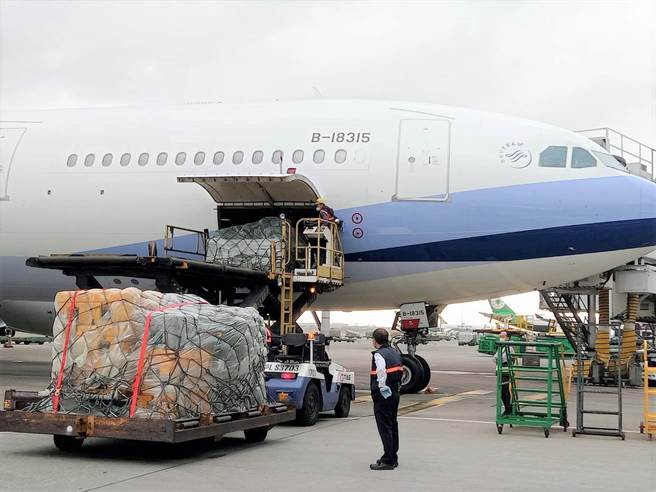 内政部今（13日）在桃园国际机场，模拟国际间发生重大灾害向我国求援，国家搜救队以专案包机模式，立即前往执行国际人道救援任务。（消防署提供）