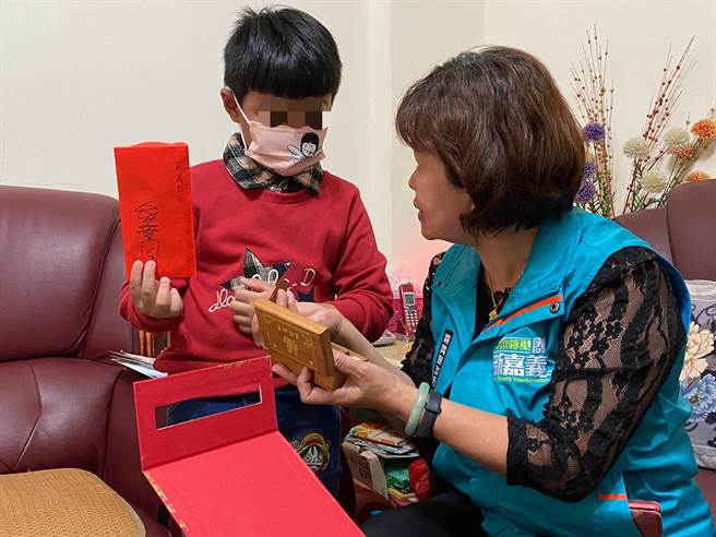近日澔澔就要飞往美国，嘉义县社会局局长张翠瑶特地带着礼物来探望他，并给予祝福。（嘉义家扶提供∕吕妍庭嘉义传真）
