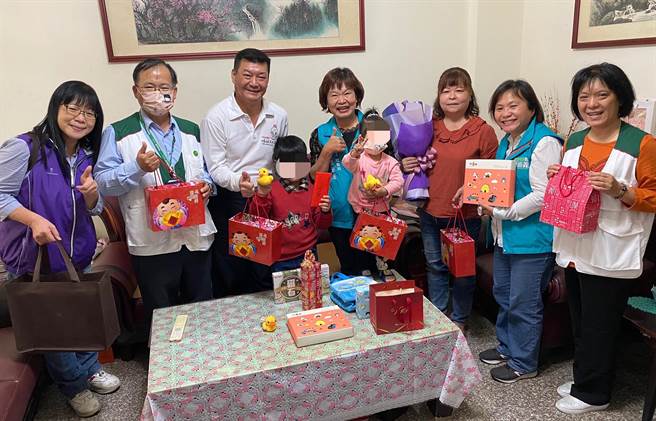 近日澔澔就要飞往美国，嘉义县社会局局长张翠瑶与嘉义家扶中心主任沈明彦特地送上纪念品，希望澔澔不要忘了故乡台湾，也感谢江秋田、陈新秋伉俪投入嘉义地区儿童保护寄养家庭服务行列。（嘉义家扶提供∕吕妍庭嘉义传真）