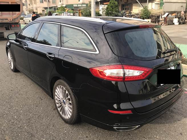 一部黑色轿车12日在国道1号南向369公里近瑞隆路出口匝道超车不慎，导致其他车辆车祸。（翻摄照片／林瑞益高雄报导）