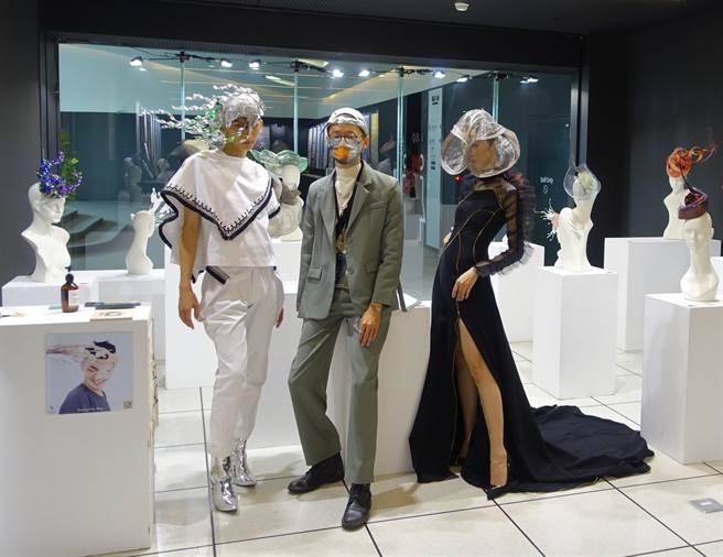 帽饰设计师郭文庭（中）设计的帽子前卫、新颖。（树德科大提供／林瑞益高雄传真）