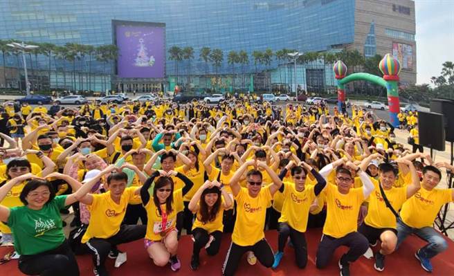 永慶不動產高雄區經管會攜手曾麗燕市議長服務處、趙天麟立法委員辦公室舉辦「2021永慶家庭日公益路跑」，於12月12日在時代大道熱血開跑。(圖/永慶房屋提供)