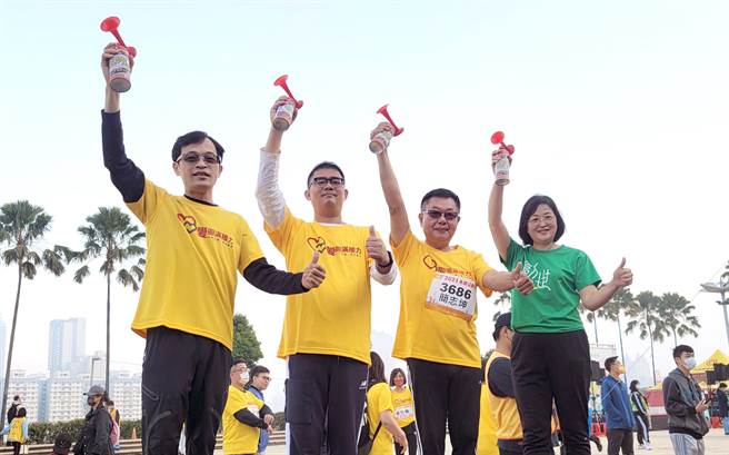 永慶不動產高雄區經管會夥伴們和創世基金會高雄分會院長周冠華(右)一起鳴槍宣布起跑。(圖/永慶房屋提供)