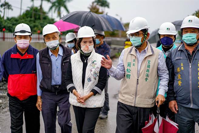 宜蘭縣長林姿妙（左三）等人今天前往五結鄉中正東路會勘，並盼通學景觀廊道工程可以如期如質完工。（李忠一攝）
