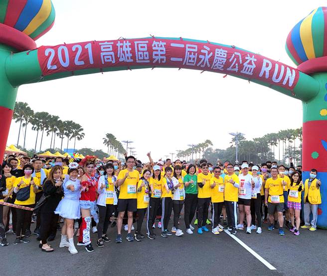 永慶不動產同伴們和立法委員趙天麟(右五)也參加挑戰組10公里路跑，活動賽後結餘66萬7千2百元捐助創世基金會，讓植物人能夠獲得妥善安養。(圖/永慶房屋提供)