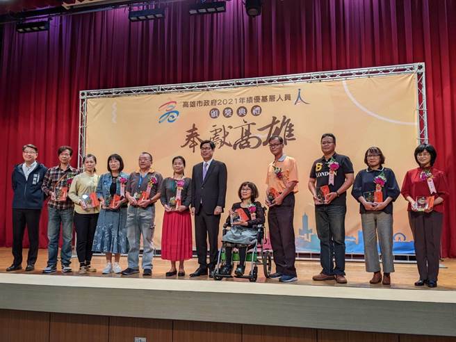 高巿府13日表扬今年度绩优基层人员，巿长陈其迈（右六）感谢基层人员以人为本、视民如亲，把高雄市民当成家人。（曹明正摄）