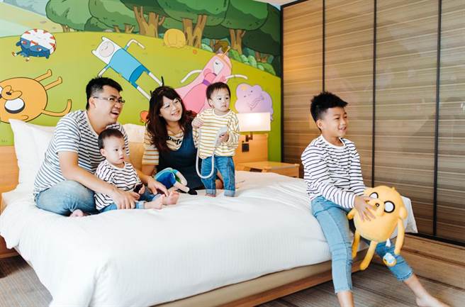 和逸饭店‧台南西门馆为全台独家卡通频道旅宿，卡通人物可伴您入睡，还可把娃娃全部带回家。（和逸饭店‧台南西门馆提供）