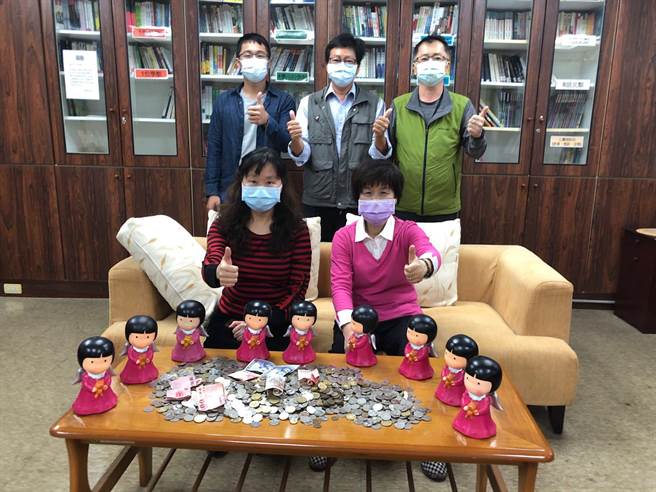 台电台南区处员工整理娃娃扑满。（台电台南区处提供／程炳璋台南传真）