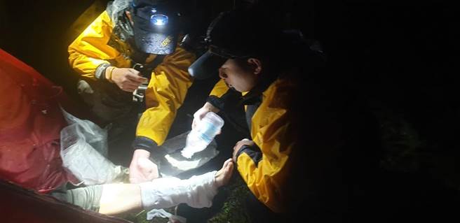 周姓男子在山區烹飪早餐時遭燙傷，搜救人員清洗周男傷口、包紮處置。（宜蘭縣消防局提供／李忠一宜蘭傳真）