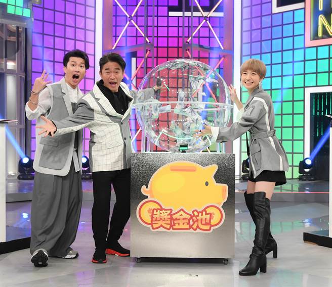 吴宗宪（中）、Lulu黄路梓茵（右）及张立东主持的《综艺大热门》全新单元「最强综艺脑」首录。（三立提供）