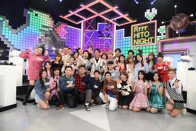 吴宗宪（中）、Lulu黄路梓茵（右）及张立东主持的《综艺大热门》全新单元「最强综艺脑」首录，来宾多达30人。（三立提供）