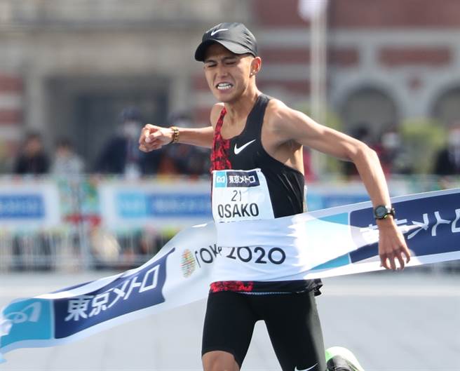 2020年東京馬拉松鳴槍開跑 3月1日，日本選手大迫傑衝過終點線。他以2小時05分29秒的成績刷新日本紀錄，獲得男子馬拉松第四名。 (資料照／新華社)