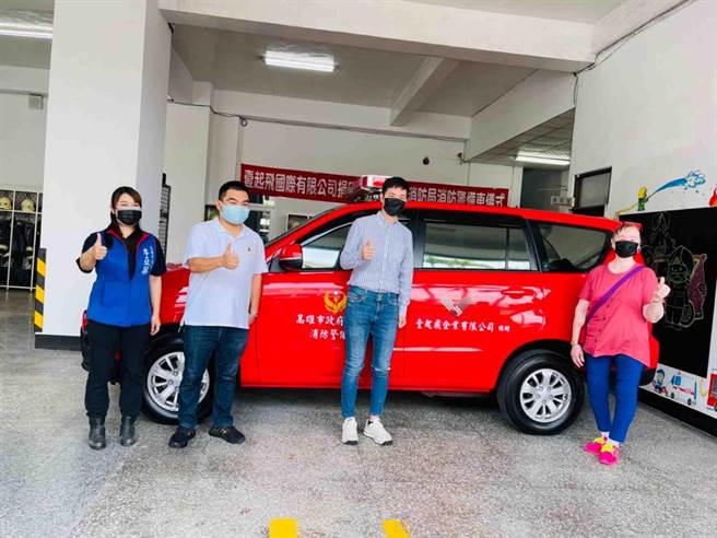 今年7月「壹起飞企业集团」为回馈乡里，陈冠霖陪同母亲代表捐赠高雄市政府消防局茄萣分队消防警备车1辆，由副局长蔡致模代表受赠。（柯宗纬翻摄）