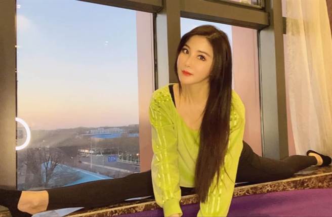 杨丽菁轻松做高难度的一字马。（图／取材自杨丽菁-粉丝团脸书）