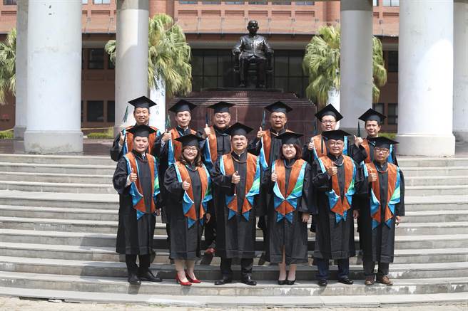 中山大学毕业班E22和AP108共12位杰出企业家出版《破茧而出的人生》新书，献给学校作为毕业的感恩献礼。（柯宗纬翻摄）