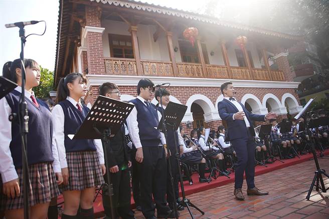 明台高中于莱园五桂楼举办「台湾民主先驱议会之父，林献堂140周年华诞纪念文化活动」明台莱园合唱团献唱。（明台高中提供／黄国峰台中传真）
