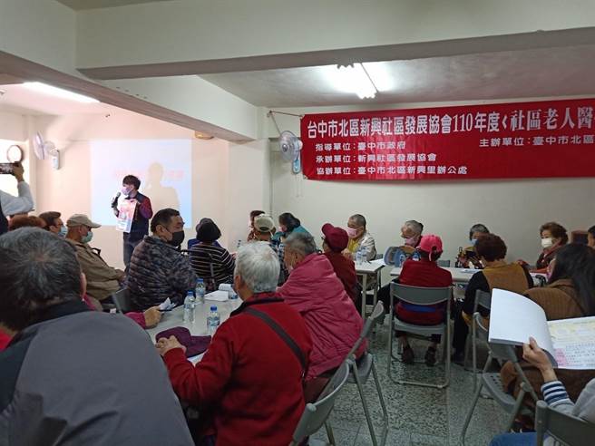 新兴里文康教室甫落成启用，近来吸引很多长辈前往聚会，参与银髮族健康讲座。（读者提供／张妍溱台中传真）