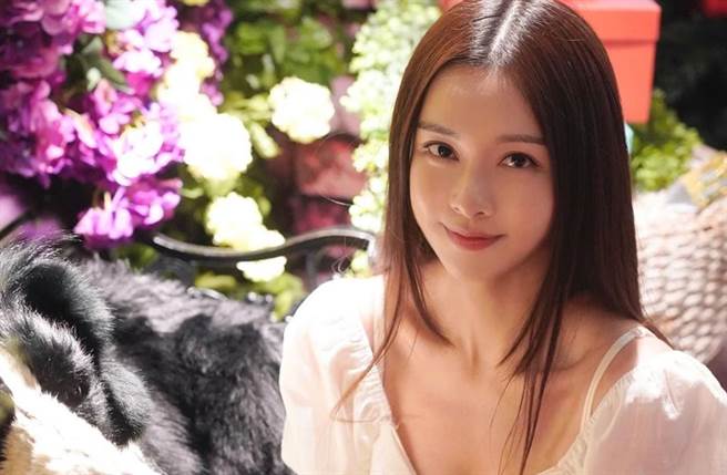 李元玲鋼琴彈得好，還有亮麗外型、火辣身材。（圖／翻攝自IG）