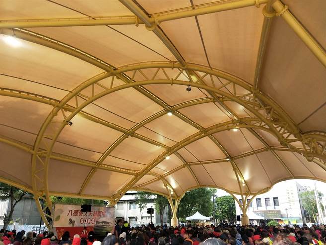桃园八德区艺文广场，在体育局补助下，斥资2500万元增设天幕，提供周边里民大型遮阳避雨的活动空间。（蔡依珍摄）